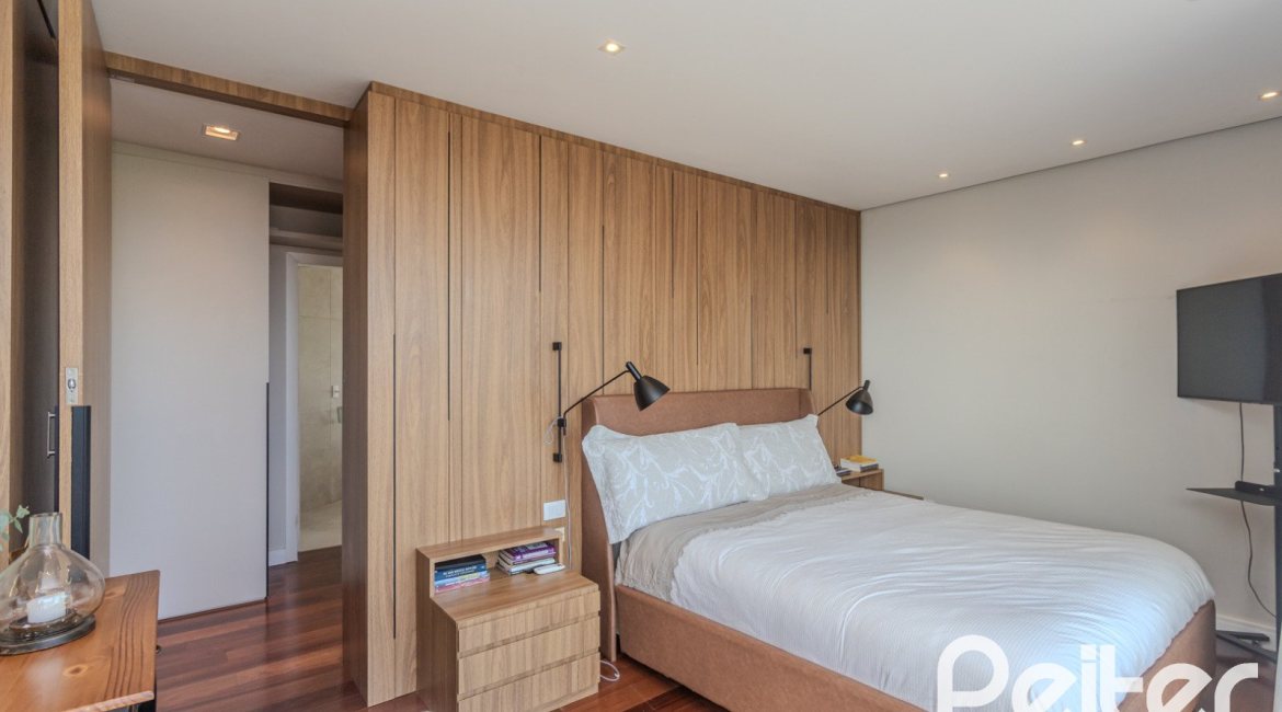Casa à venda com 400m², 4 dormitórios, 4 suítes, 4 vagas, no bairro Vila Assunção em Porto Alegre