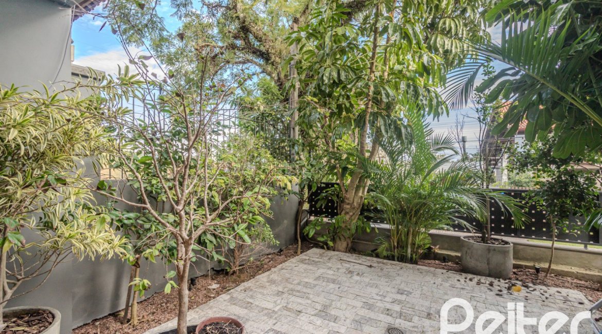 Casa à venda com 400m², 4 dormitórios, 4 suítes, 4 vagas, no bairro Vila Assunção em Porto Alegre