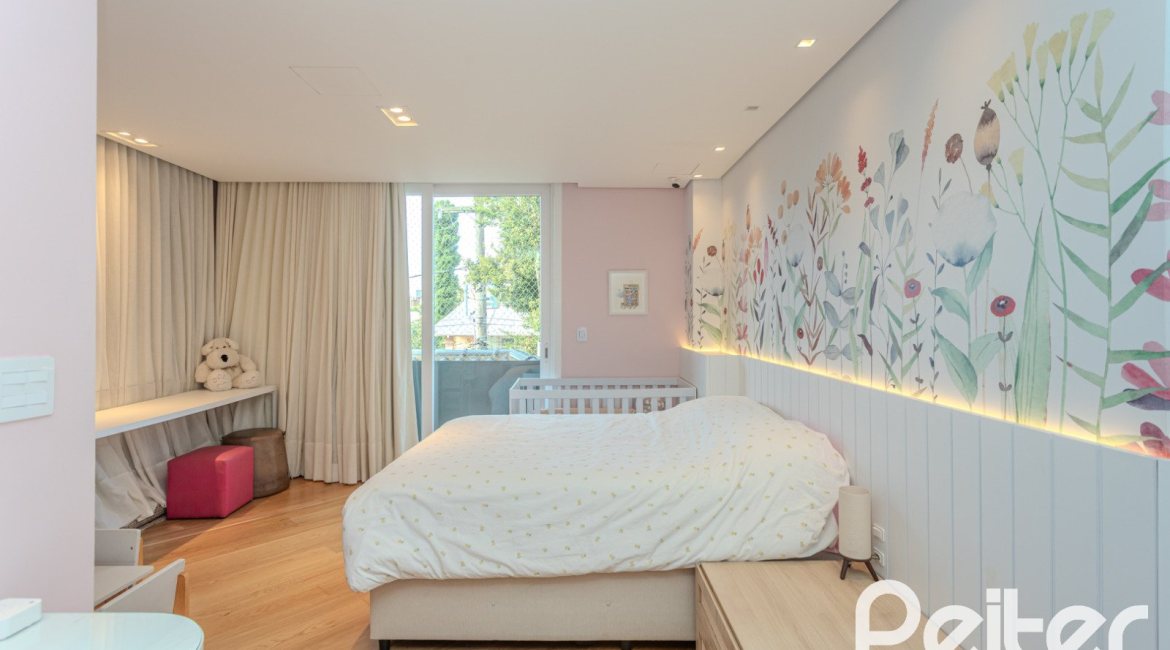 Casa à venda com 400m², 4 dormitórios, 4 suítes, 4 vagas, no bairro Vila Assunção em Porto Alegre