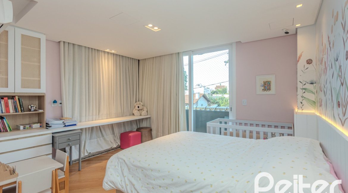 Casa à venda com 400m², 4 dormitórios, 4 suítes, 4 vagas, no bairro Vila Assunção em Porto Alegre