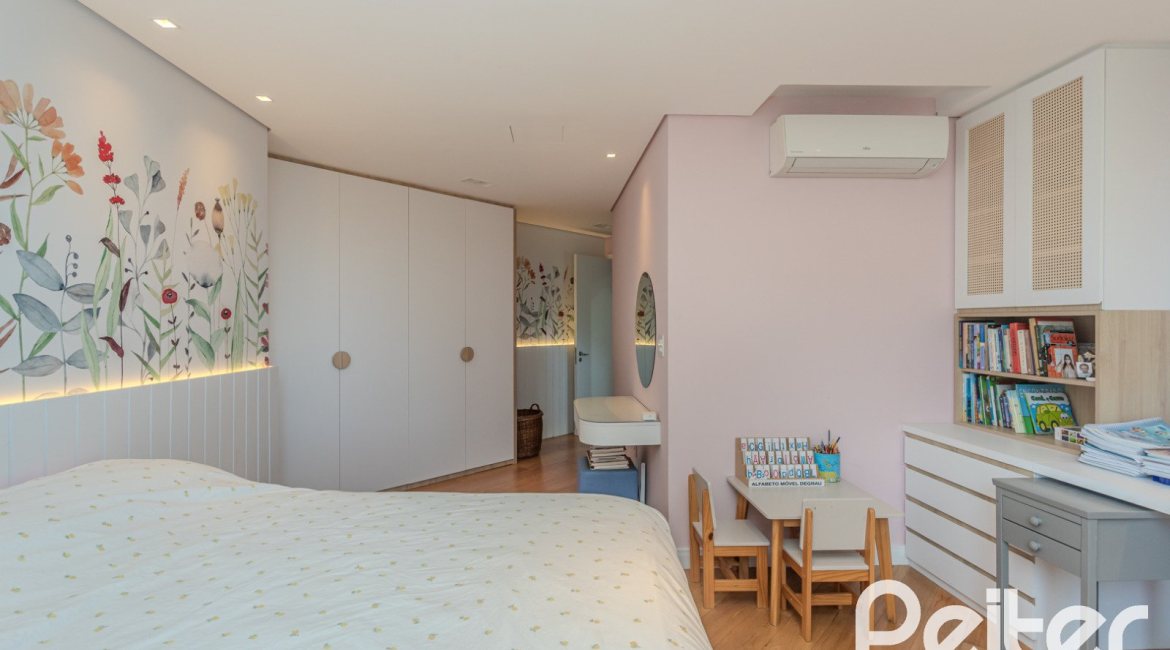 Casa à venda com 400m², 4 dormitórios, 4 suítes, 4 vagas, no bairro Vila Assunção em Porto Alegre