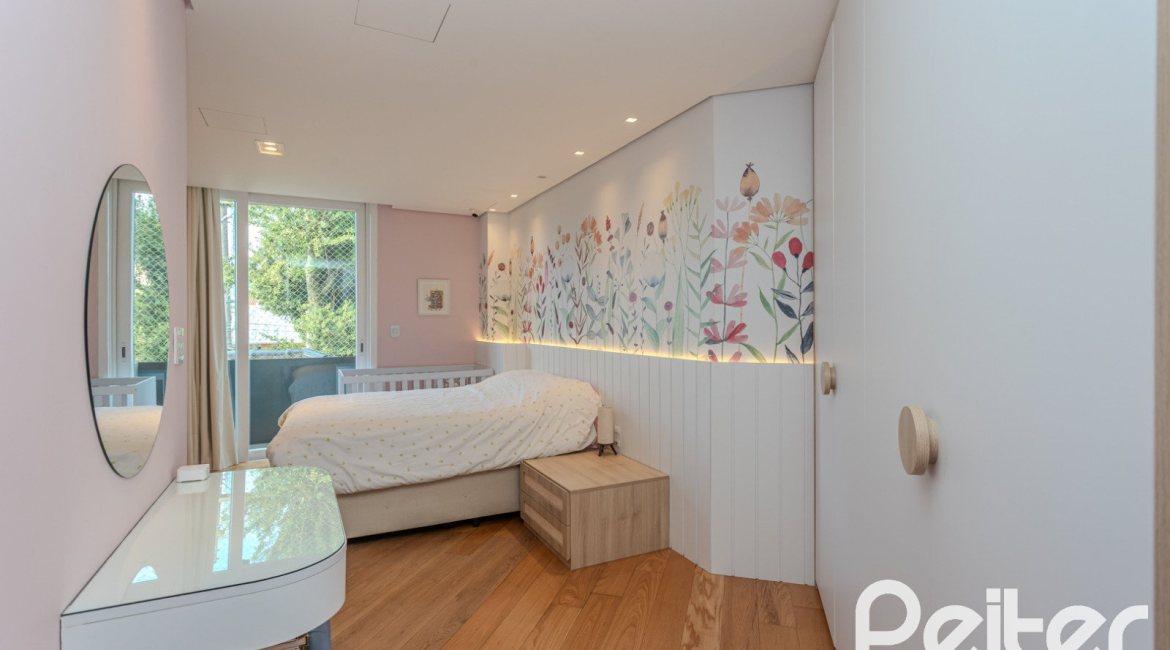 Casa à venda com 400m², 4 dormitórios, 4 suítes, 4 vagas, no bairro Vila Assunção em Porto Alegre