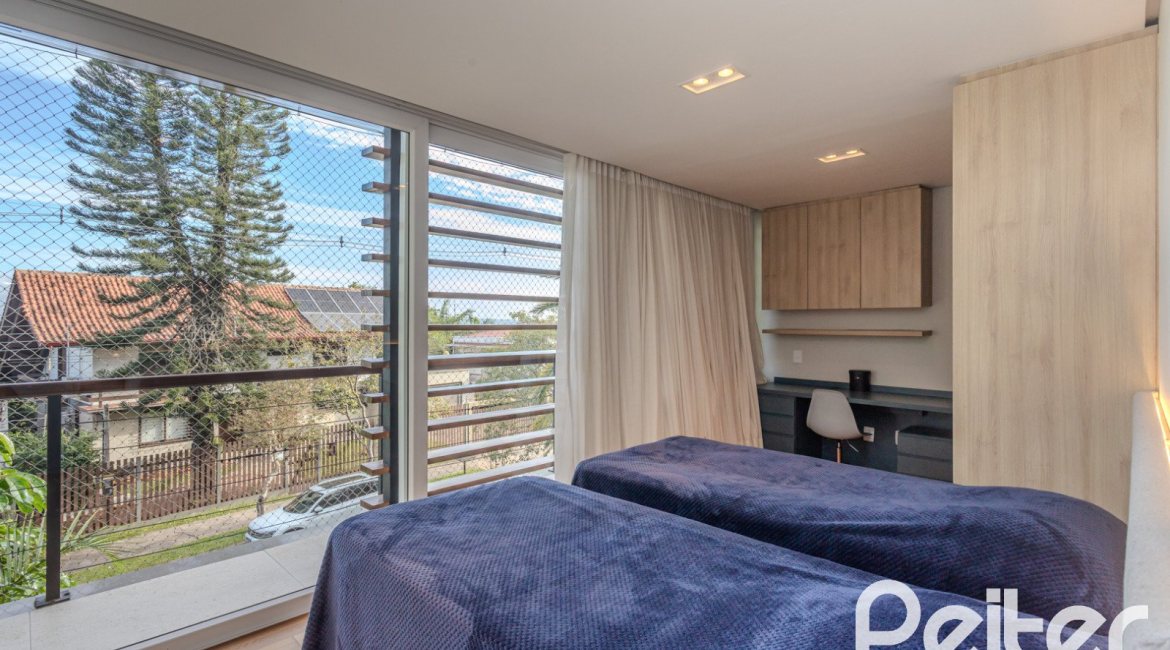 Casa à venda com 400m², 4 dormitórios, 4 suítes, 4 vagas, no bairro Vila Assunção em Porto Alegre