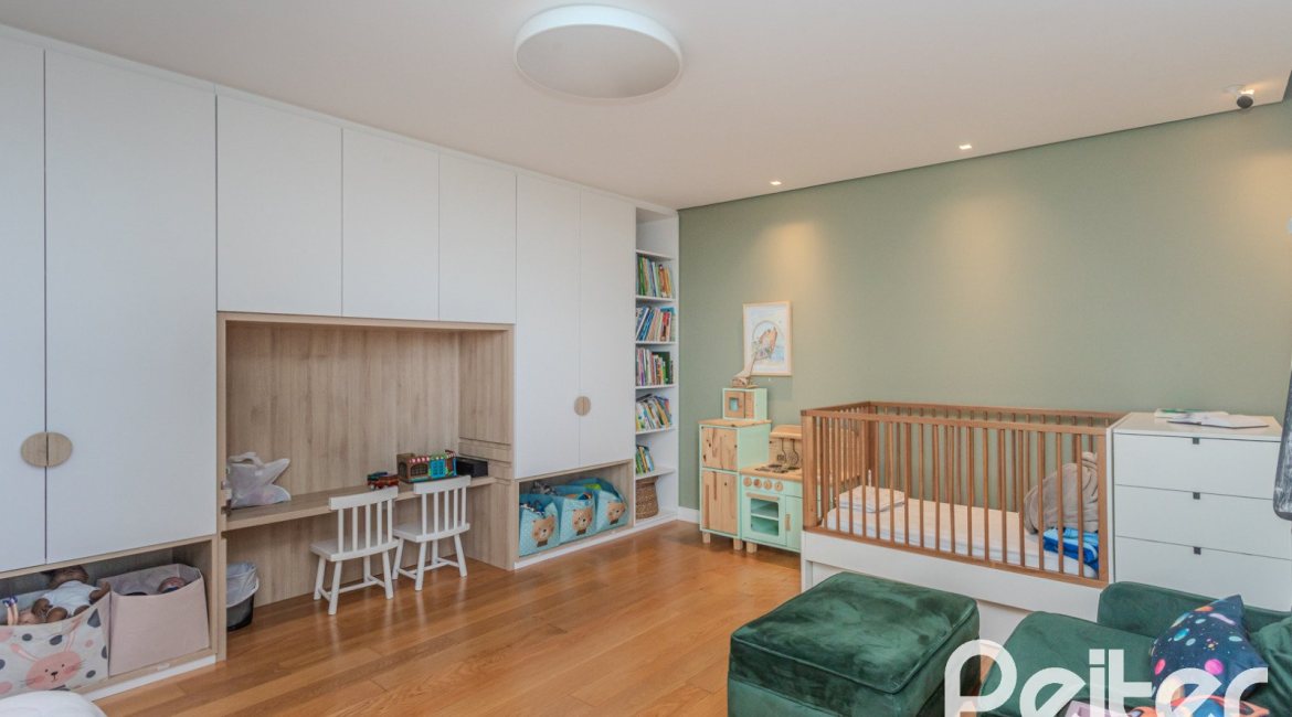 Casa à venda com 400m², 4 dormitórios, 4 suítes, 4 vagas, no bairro Vila Assunção em Porto Alegre