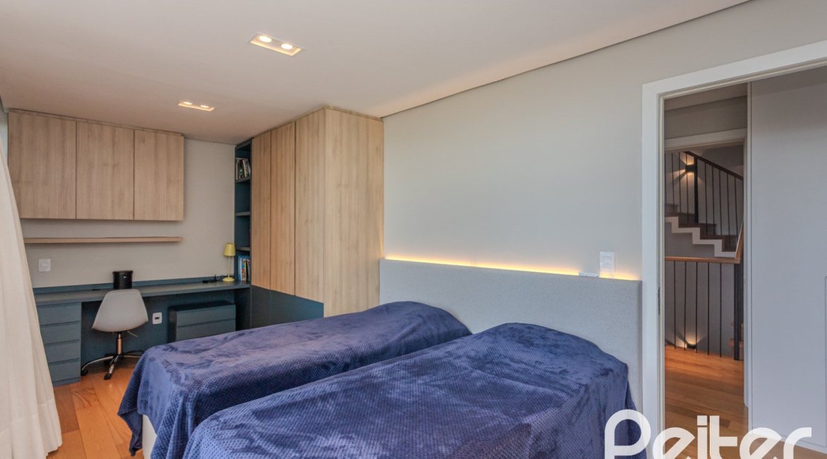 Casa à venda com 400m², 4 dormitórios, 4 suítes, 4 vagas, no bairro Vila Assunção em Porto Alegre