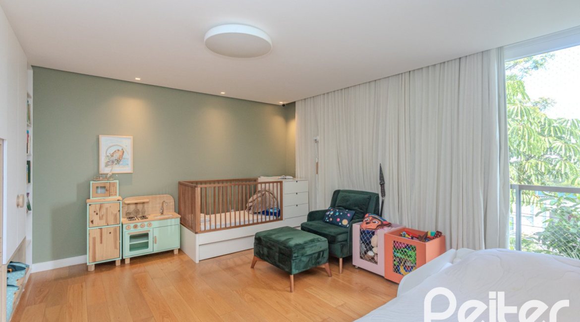 Casa à venda com 400m², 4 dormitórios, 4 suítes, 4 vagas, no bairro Vila Assunção em Porto Alegre