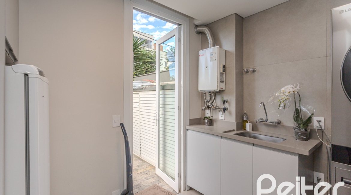 Casa à venda com 400m², 4 dormitórios, 4 suítes, 4 vagas, no bairro Vila Assunção em Porto Alegre