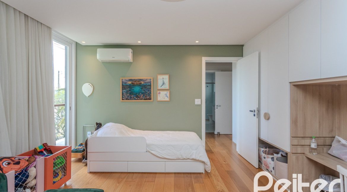 Casa à venda com 400m², 4 dormitórios, 4 suítes, 4 vagas, no bairro Vila Assunção em Porto Alegre