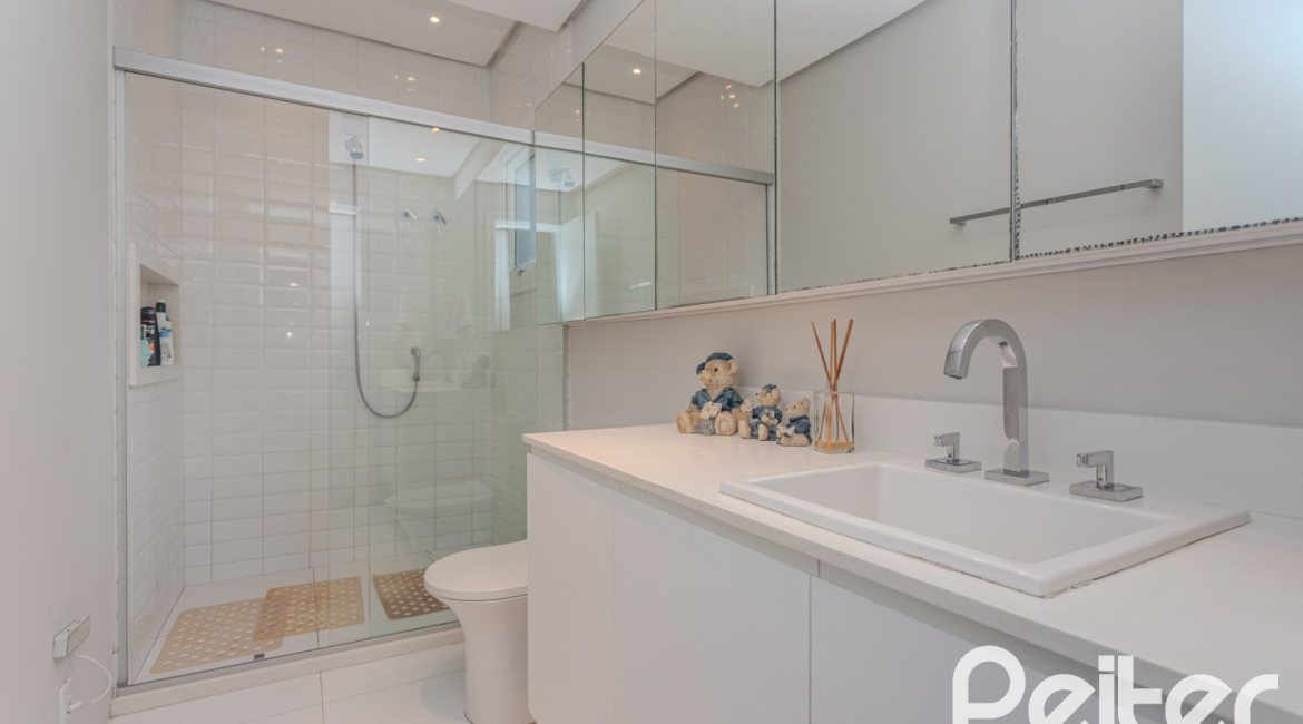 Casa à venda com 400m², 4 dormitórios, 4 suítes, 4 vagas, no bairro Vila Assunção em Porto Alegre