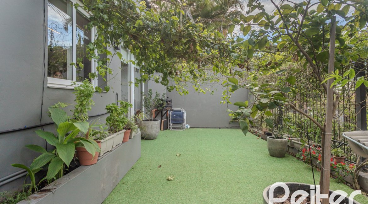 Casa à venda com 400m², 4 dormitórios, 4 suítes, 4 vagas, no bairro Vila Assunção em Porto Alegre