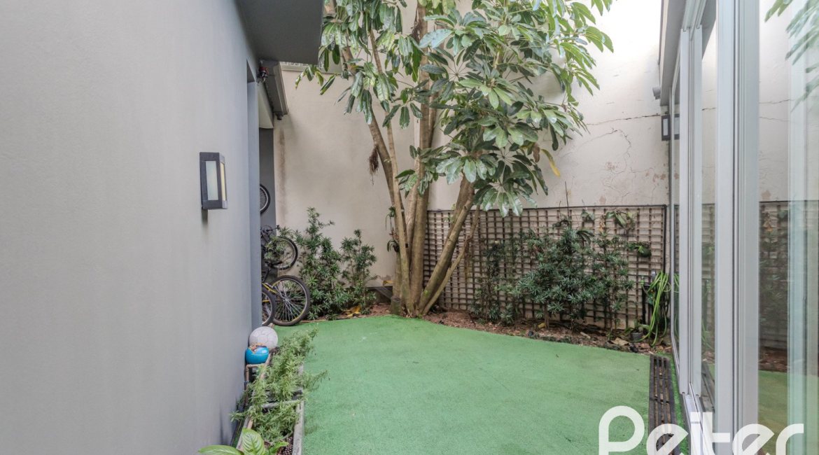 Casa à venda com 400m², 4 dormitórios, 4 suítes, 4 vagas, no bairro Vila Assunção em Porto Alegre