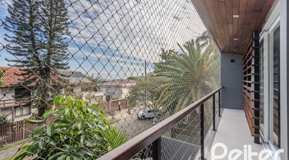 Casa à venda com 400m², 4 dormitórios, 4 suítes, 4 vagas, no bairro Vila Assunção em Porto Alegre