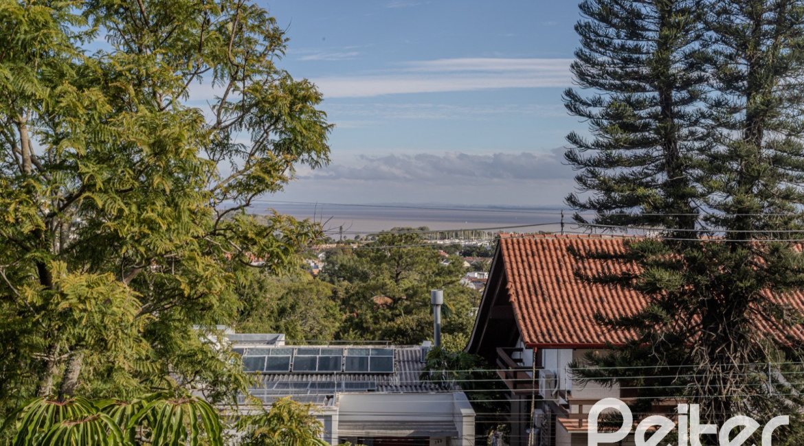 Casa à venda com 400m², 4 dormitórios, 4 suítes, 4 vagas, no bairro Vila Assunção em Porto Alegre