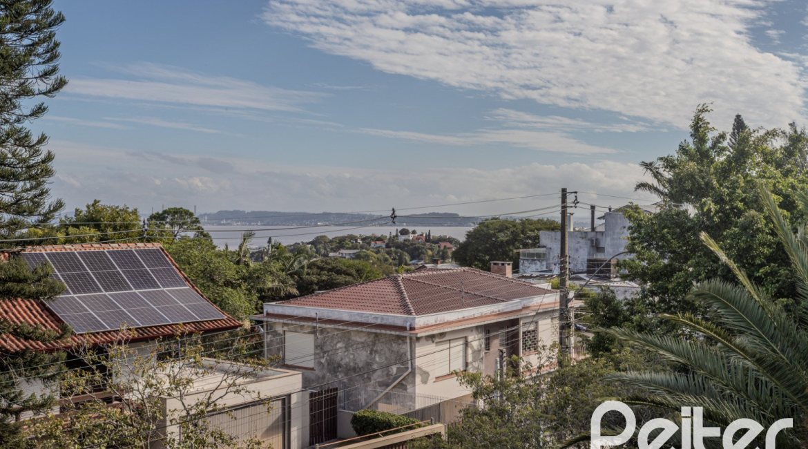 Casa à venda com 400m², 4 dormitórios, 4 suítes, 4 vagas, no bairro Vila Assunção em Porto Alegre