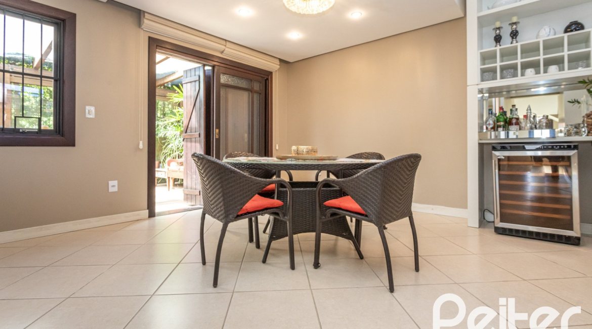 Casa em Condomínio à venda com 275m², 3 dormitórios, 1 suíte, 2 vagas, no bairro Tristeza em Porto Alegre