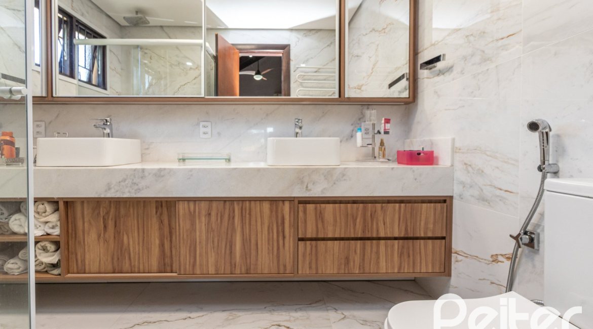 Casa em Condomínio à venda com 275m², 3 dormitórios, 1 suíte, 2 vagas, no bairro Tristeza em Porto Alegre