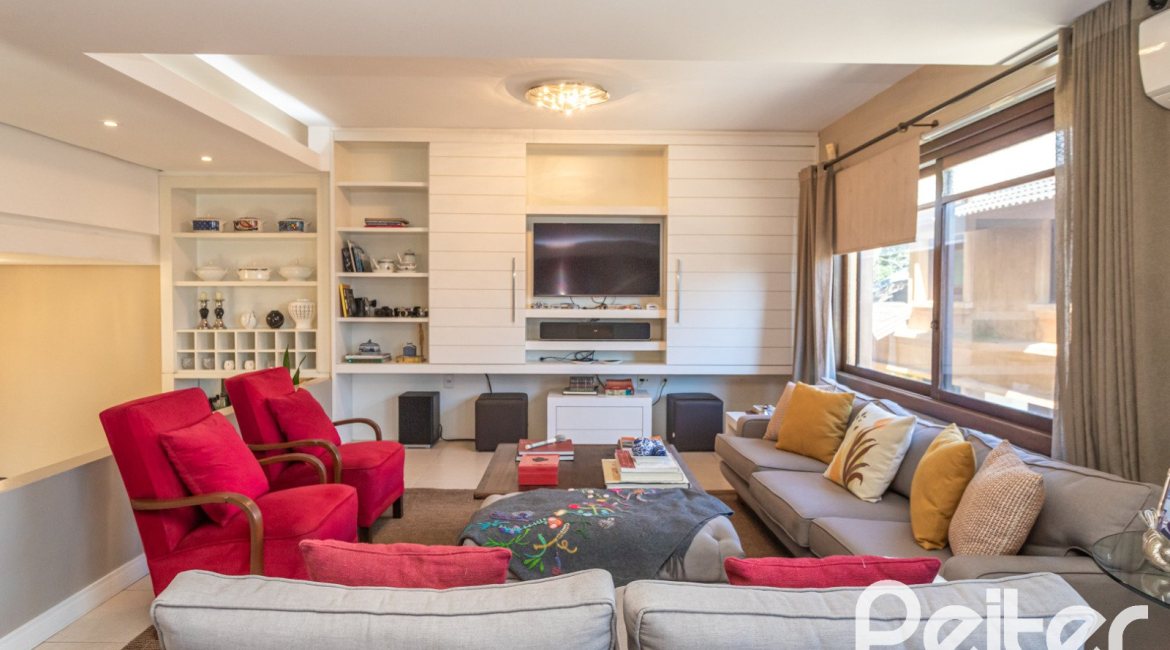 Casa em Condomínio à venda com 275m², 3 dormitórios, 1 suíte, 2 vagas, no bairro Tristeza em Porto Alegre