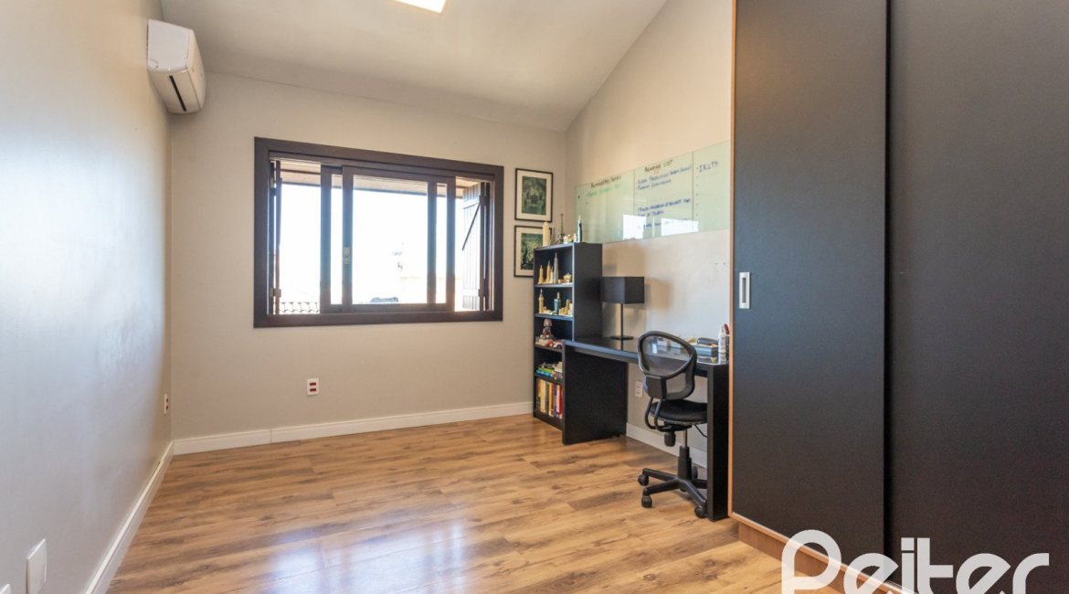 Casa em Condomínio à venda com 275m², 3 dormitórios, 1 suíte, 2 vagas, no bairro Tristeza em Porto Alegre