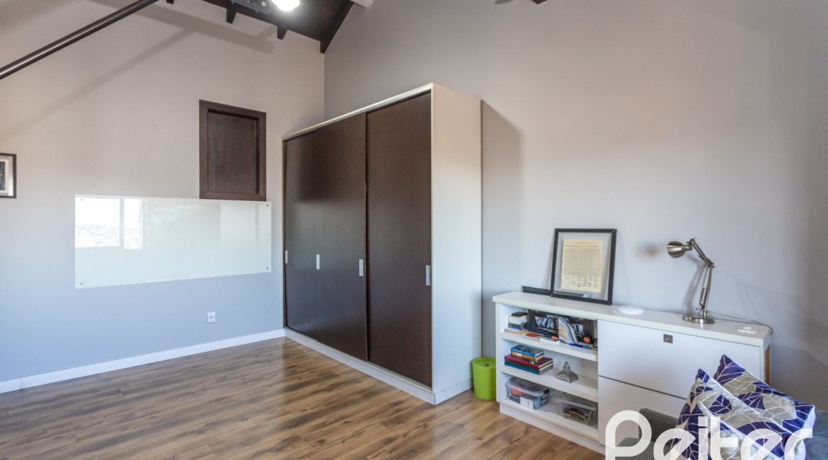 Casa em Condomínio à venda com 275m², 3 dormitórios, 1 suíte, 2 vagas, no bairro Tristeza em Porto Alegre