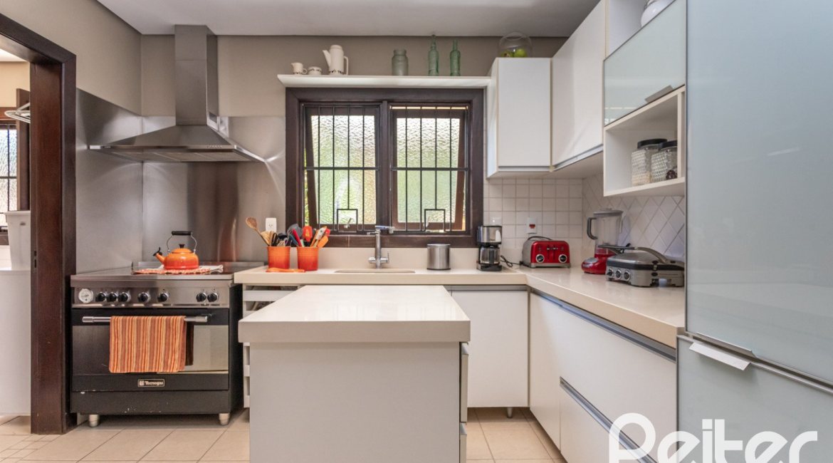 Casa em Condomínio à venda com 275m², 3 dormitórios, 1 suíte, 2 vagas, no bairro Tristeza em Porto Alegre