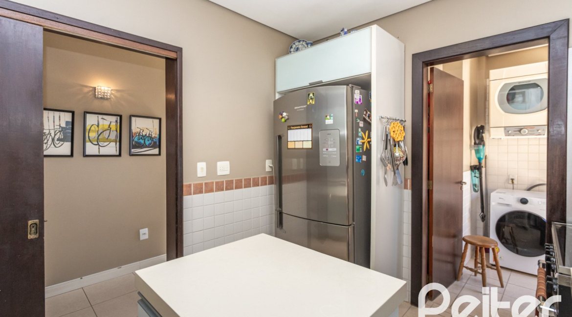 Casa em Condomínio à venda com 275m², 3 dormitórios, 1 suíte, 2 vagas, no bairro Tristeza em Porto Alegre