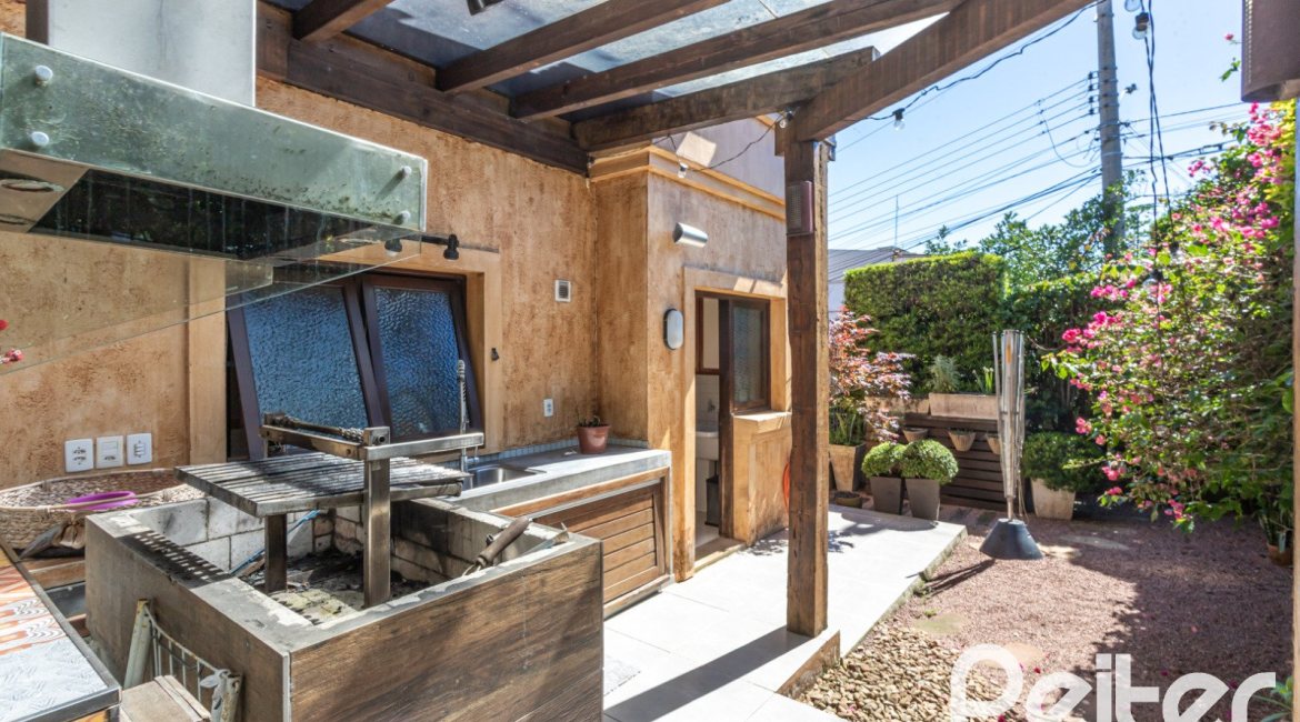 Casa em Condomínio à venda com 275m², 3 dormitórios, 1 suíte, 2 vagas, no bairro Tristeza em Porto Alegre