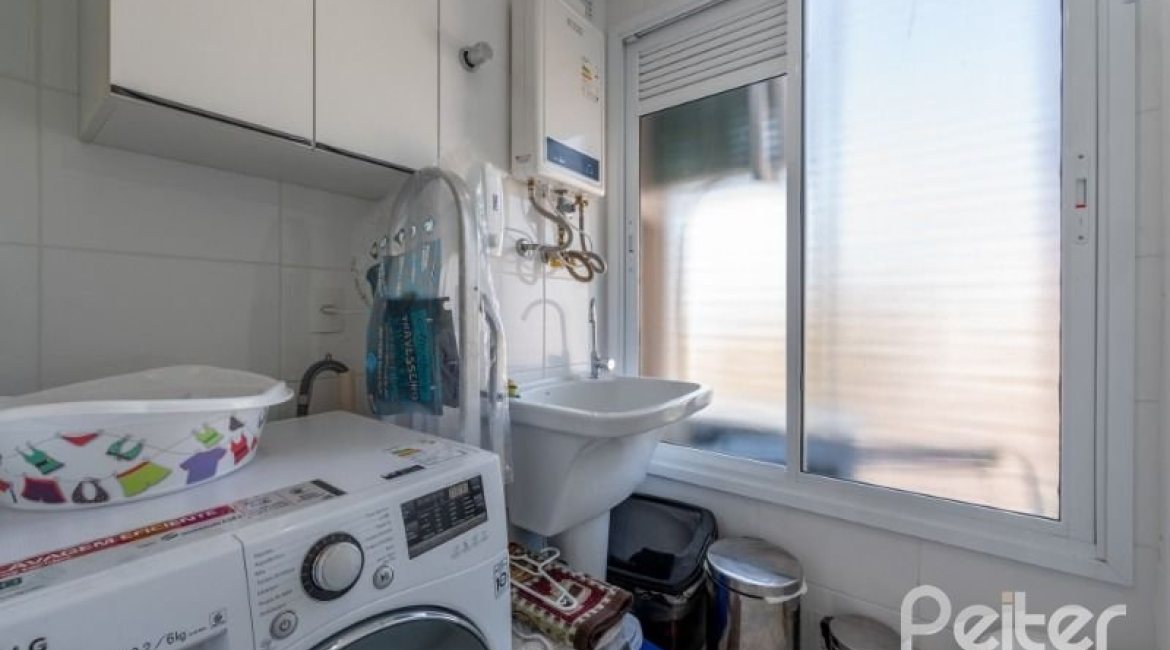 Apartamento à venda com 69m², 2 dormitórios, 1 suíte, 2 vagas, no bairro Tristeza em Porto Alegre
