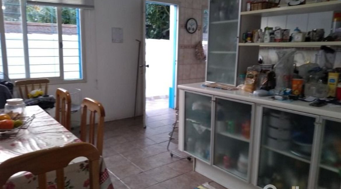 Casa à venda com 365m², 3 dormitórios, 1 suíte, 4 vagas, no bairro Vila Assunção em Porto Alegre