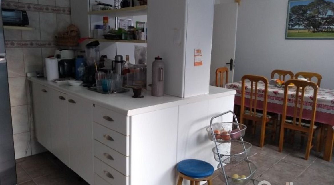 Casa à venda com 365m², 3 dormitórios, 1 suíte, 4 vagas, no bairro Vila Assunção em Porto Alegre