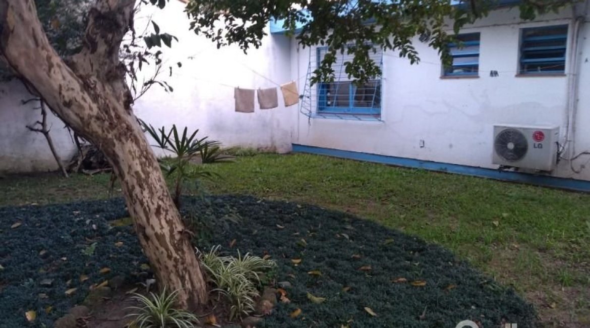 Casa à venda com 365m², 3 dormitórios, 1 suíte, 4 vagas, no bairro Vila Assunção em Porto Alegre