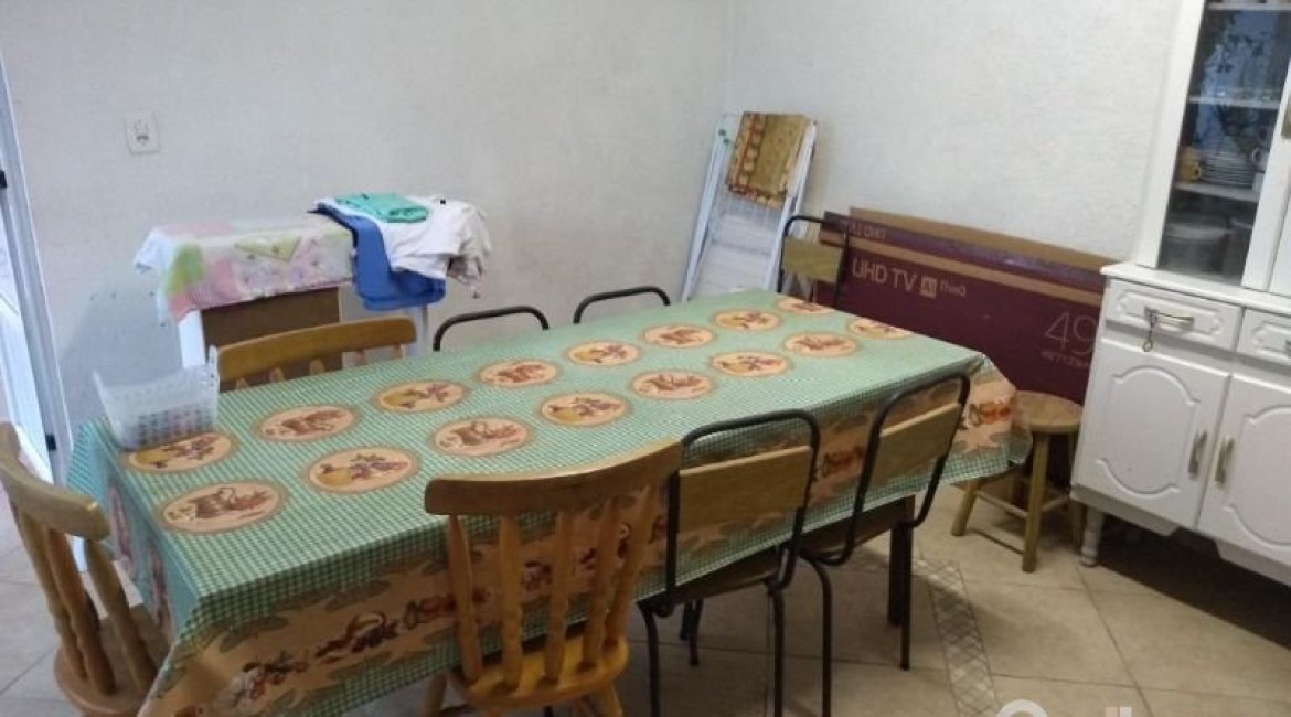 Casa à venda com 365m², 3 dormitórios, 1 suíte, 4 vagas, no bairro Vila Assunção em Porto Alegre