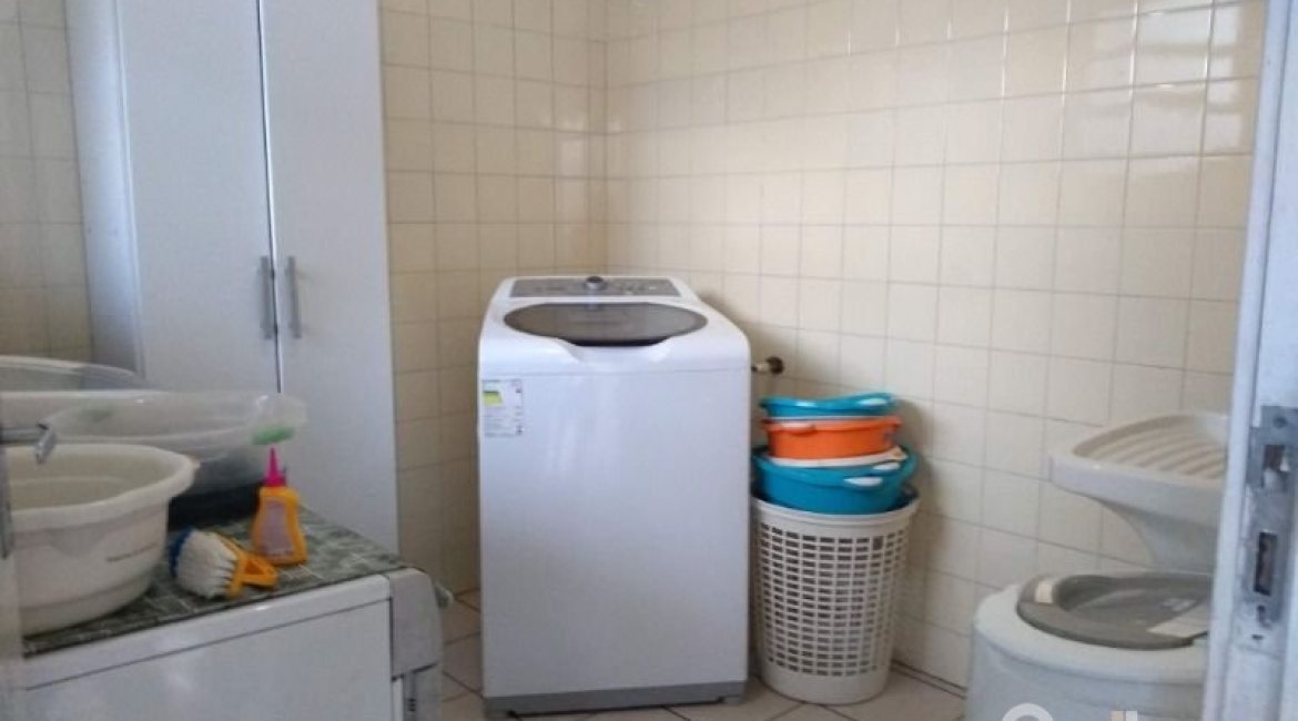 Casa à venda com 365m², 3 dormitórios, 1 suíte, 4 vagas, no bairro Vila Assunção em Porto Alegre