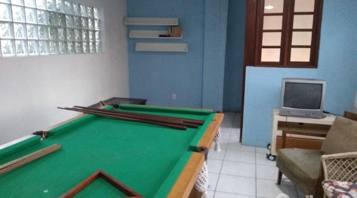 Casa à venda com 365m², 3 dormitórios, 1 suíte, 4 vagas, no bairro Vila Assunção em Porto Alegre