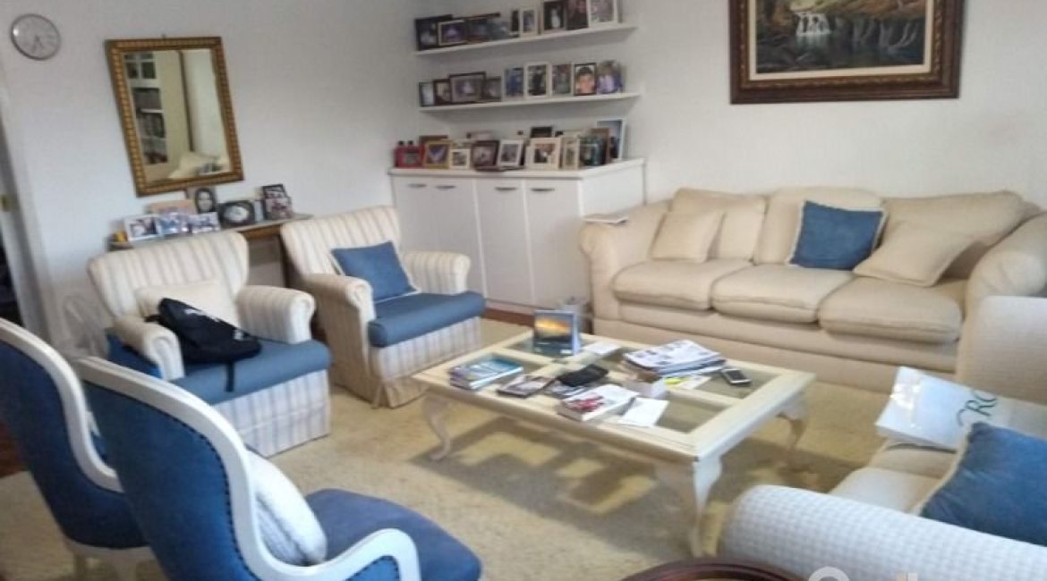 Casa à venda com 365m², 3 dormitórios, 1 suíte, 4 vagas, no bairro Vila Assunção em Porto Alegre