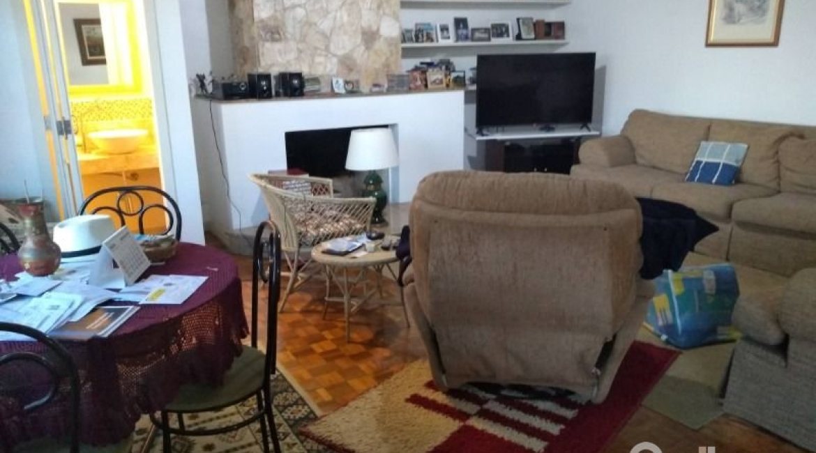 Casa à venda com 365m², 3 dormitórios, 1 suíte, 4 vagas, no bairro Vila Assunção em Porto Alegre