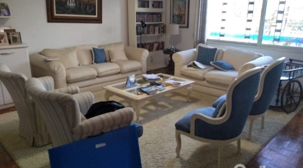 Casa à venda com 365m², 3 dormitórios, 1 suíte, 4 vagas, no bairro Vila Assunção em Porto Alegre