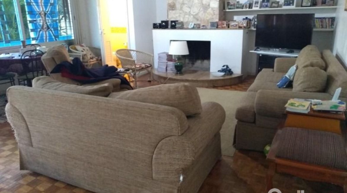 Casa à venda com 365m², 3 dormitórios, 1 suíte, 4 vagas, no bairro Vila Assunção em Porto Alegre