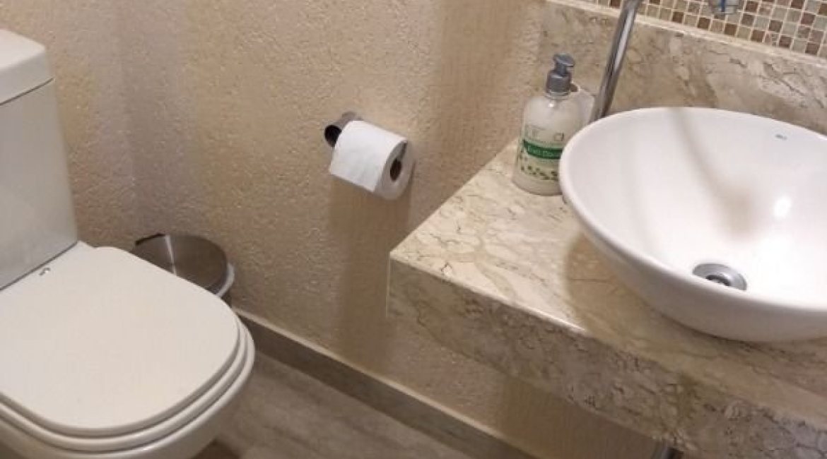 Casa à venda com 365m², 3 dormitórios, 1 suíte, 4 vagas, no bairro Vila Assunção em Porto Alegre