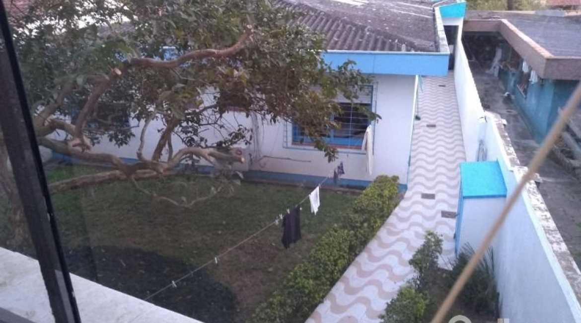 Casa à venda com 365m², 3 dormitórios, 1 suíte, 4 vagas, no bairro Vila Assunção em Porto Alegre