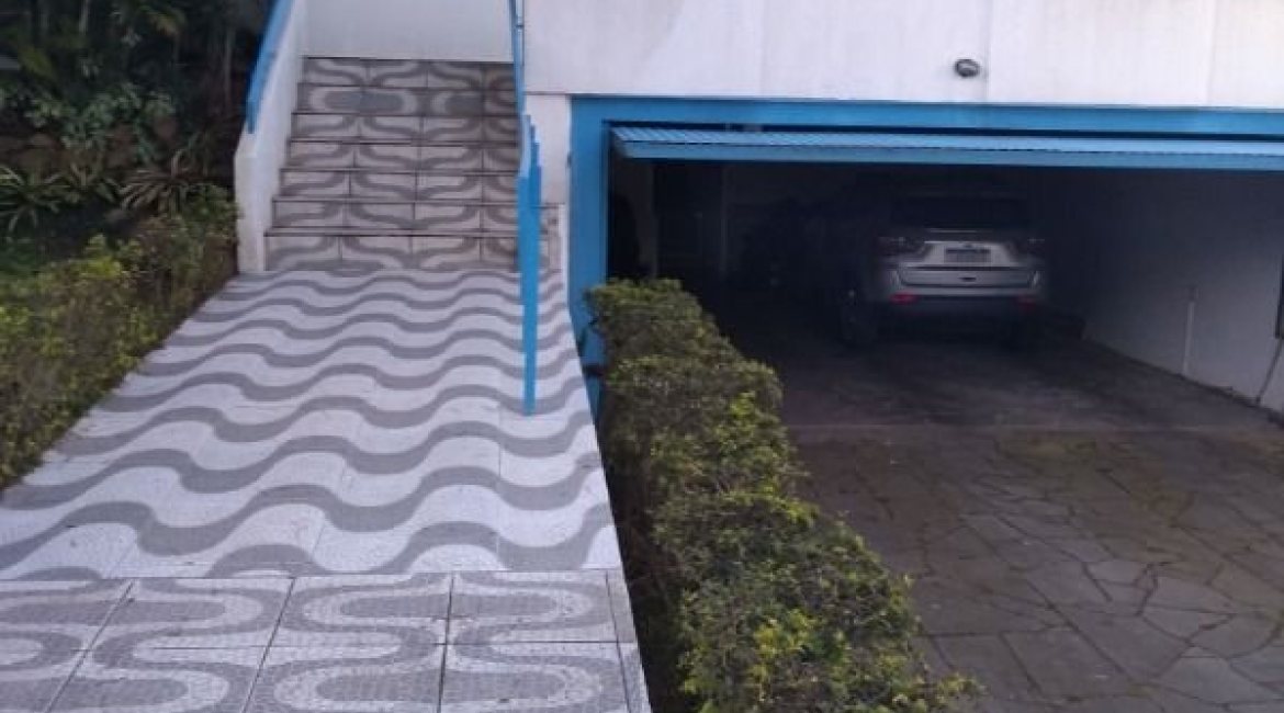 Casa à venda com 365m², 3 dormitórios, 1 suíte, 4 vagas, no bairro Vila Assunção em Porto Alegre