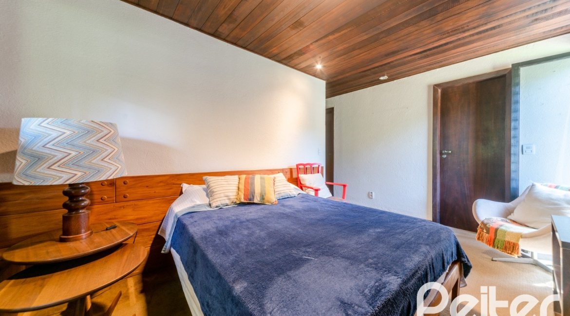 Casa à venda com 187m², 3 dormitórios, 1 suíte, 4 vagas, no bairro Ipanema em Porto Alegre