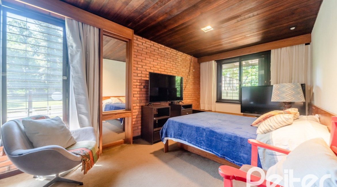 Casa à venda com 187m², 3 dormitórios, 1 suíte, 4 vagas, no bairro Ipanema em Porto Alegre