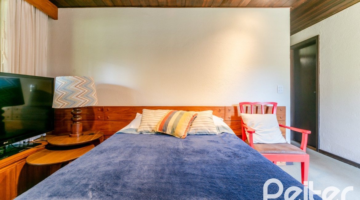 Casa à venda com 187m², 3 dormitórios, 1 suíte, 4 vagas, no bairro Ipanema em Porto Alegre