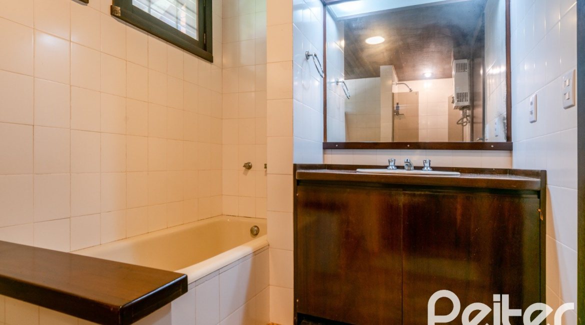 Casa à venda com 187m², 3 dormitórios, 1 suíte, 4 vagas, no bairro Ipanema em Porto Alegre