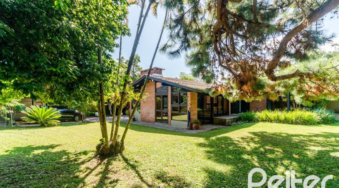 Casa à venda com 187m², 3 dormitórios, 1 suíte, 4 vagas, no bairro Ipanema em Porto Alegre