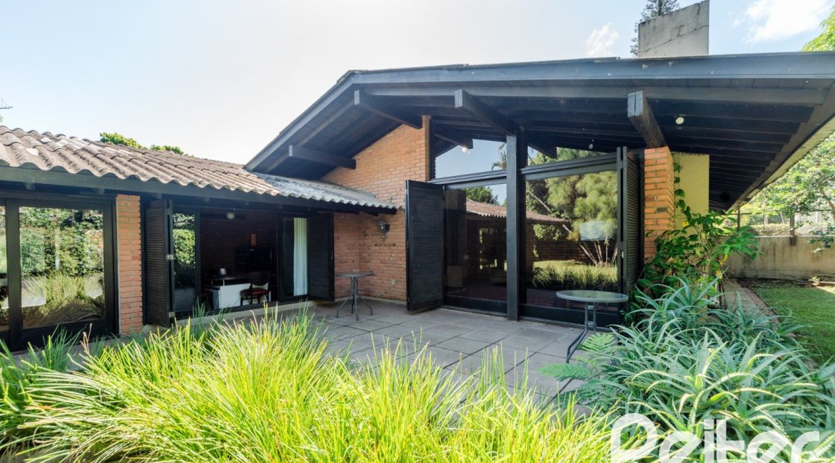 Casa à venda com 187m², 3 dormitórios, 1 suíte, 4 vagas, no bairro Ipanema em Porto Alegre