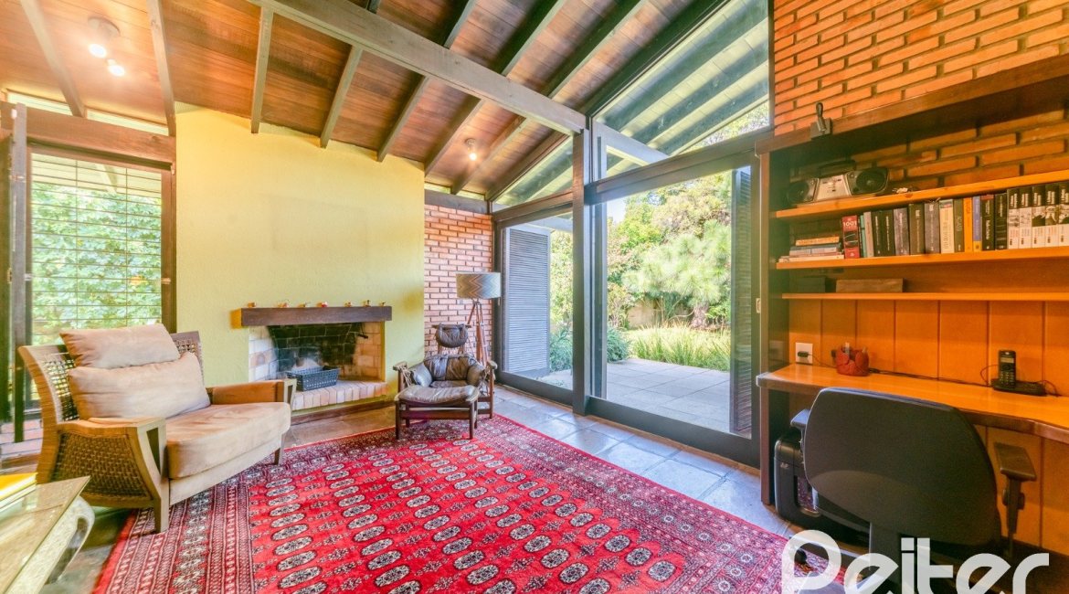 Casa à venda com 187m², 3 dormitórios, 1 suíte, 4 vagas, no bairro Ipanema em Porto Alegre