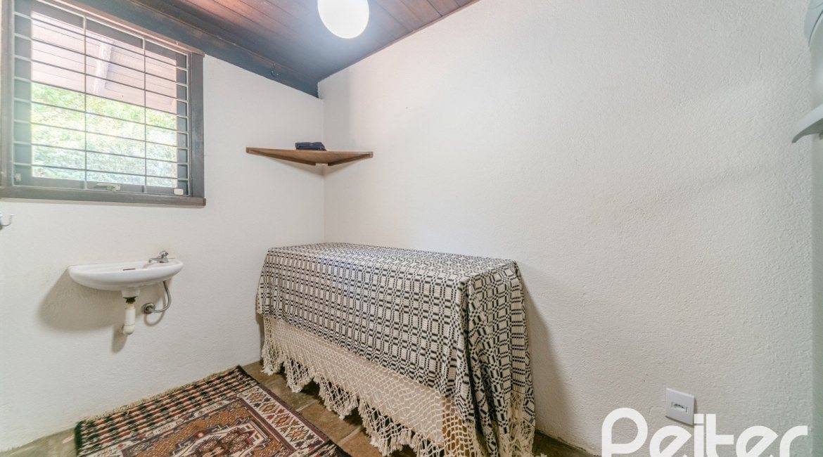 Casa à venda com 187m², 3 dormitórios, 1 suíte, 4 vagas, no bairro Ipanema em Porto Alegre