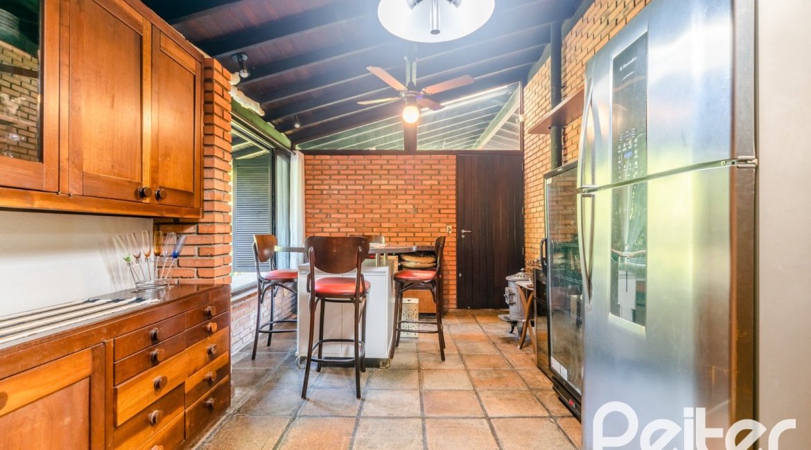 Casa à venda com 187m², 3 dormitórios, 1 suíte, 4 vagas, no bairro Ipanema em Porto Alegre