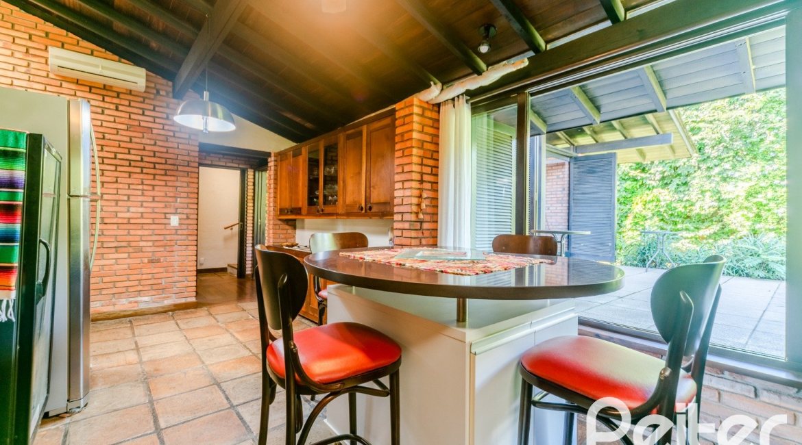 Casa à venda com 187m², 3 dormitórios, 1 suíte, 4 vagas, no bairro Ipanema em Porto Alegre